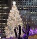 Повеќе од 50.000 светилки блеснаа на новогодишна елка во Њујорк (видео)