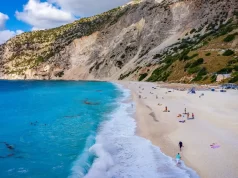 Затворена најпознатата плажа во Грција: Рај на фотки, но опасност по живот